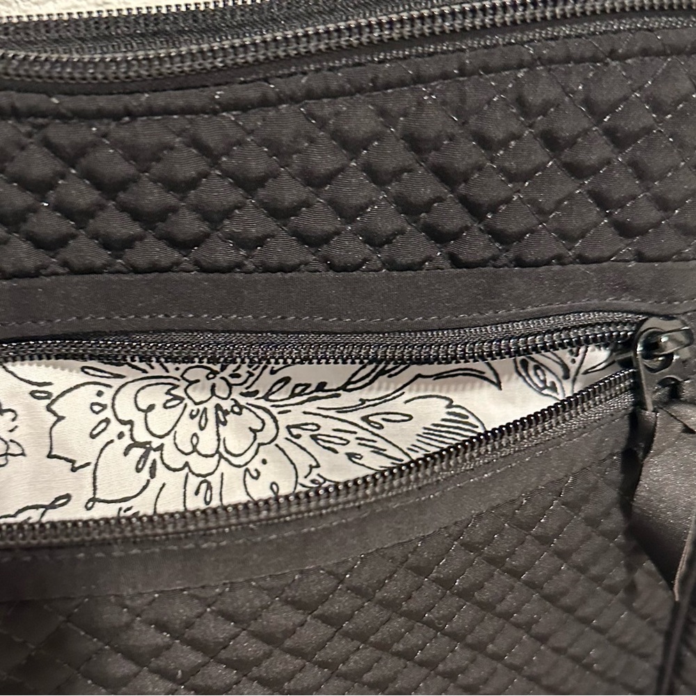 Set Vera Bradley On The Go Crossbody Purse Black, B&W Lining, & Matching Wallet - Picture 4 of 17